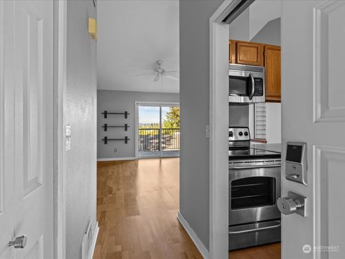 c302-406 10th Street, Kirkland, WA, 98033 | Card Image