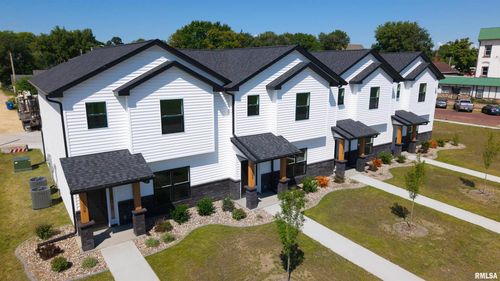 1002 S 4th St, Clinton, IA, 52732-5719 | Card Image