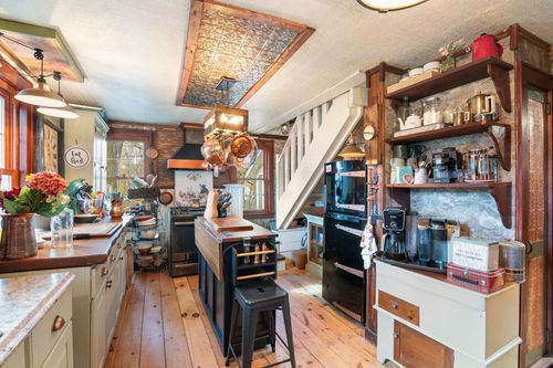 12 Cross St, Newfane, VT, 05345-9528 | Card Image