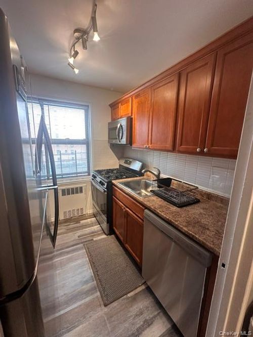 203-2 Fisher Dr, Mount Vernon, NY, 10552-3637 | Card Image