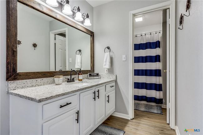 Upper primary bathroom | Image 25