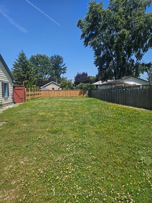 3622 Bliss Rd, Windsor, ON, N8W3B9 | Card Image