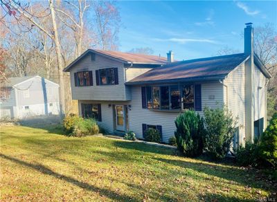 Split level home with a front yard | Image 2