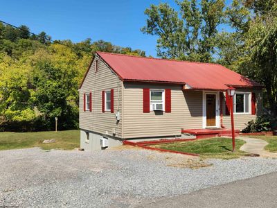 132 Oakland Avenue, House other with 3 bedrooms, 1 bathrooms and 3 parking in Clarksburg WV | Image 2