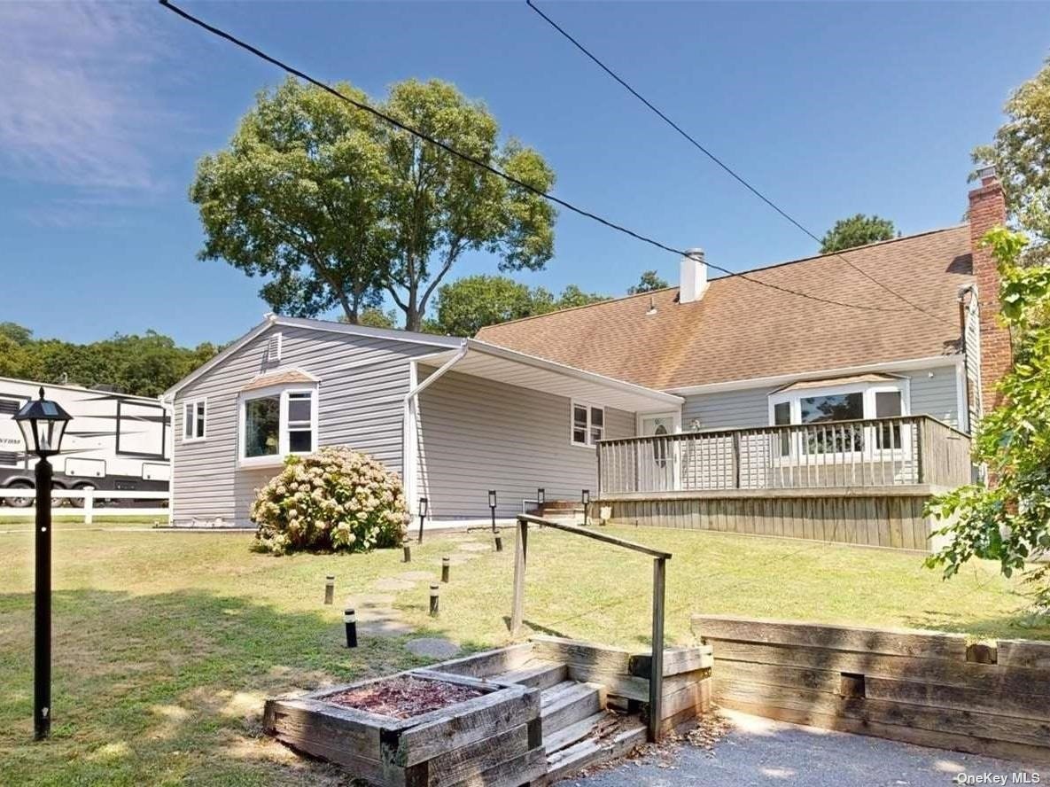 Avenue C , Holbrook, NY 11741