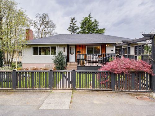 611 Sedger Rd, Saanich, BC, V8Z1R9 | Card Image