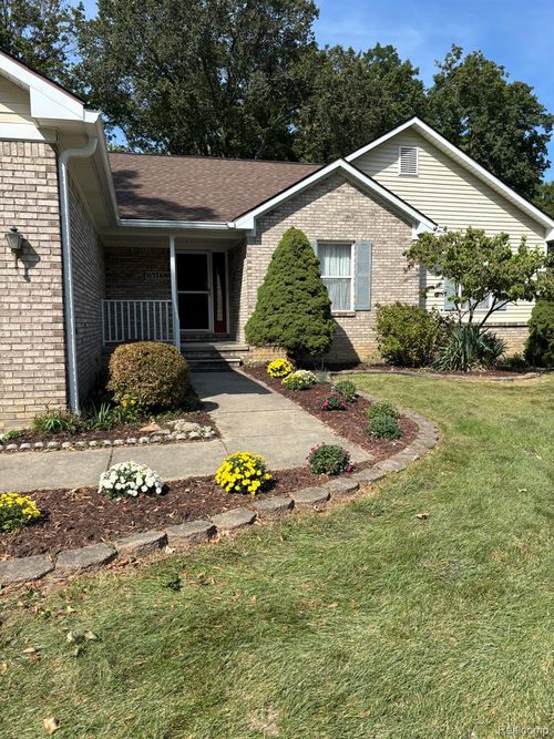 31574 Trestain St, Farmington Hills, MI, 48336-1172 | Card Image