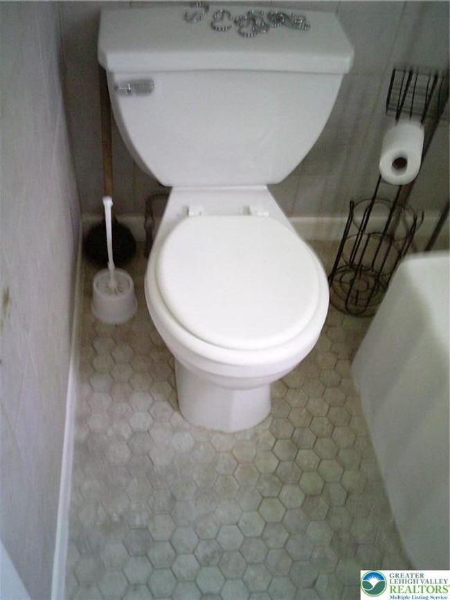 2nd flr full bathroom toilet | Image 18