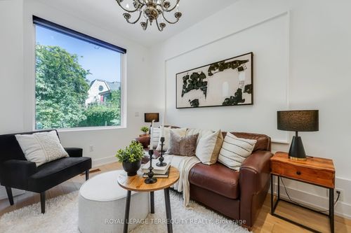 2 Glasgow St, Toronto, ON, M5T2B9 | Card Image