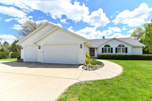 12405 W North Ln, New Berlin, WI, 53151-9047 | Card Image