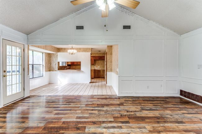 104 Ne Rosamond St, House other with 3 bedrooms, 2 bathrooms and null parking in Burleson TX | Image 7