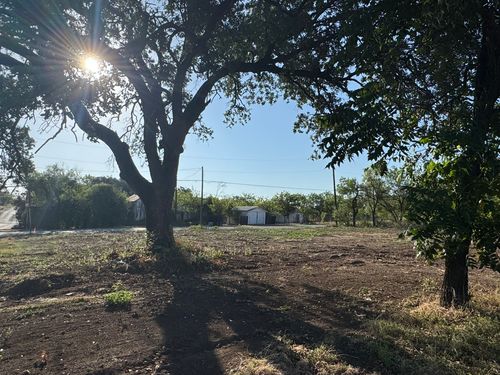 300 S Walnut St, Brady, TX, 76825-4706 | Card Image