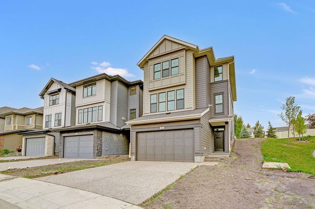 25 Shawnee Green Sw, Home with 3 bedrooms, 2 bathrooms and 4 parking in Calgary AB | Image 2