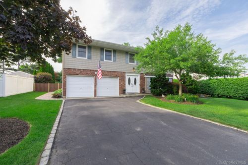 19 Knoll Ln, Smithtown, NY, 11787-2324 | Card Image