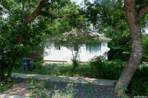 318 4th Ave W, Assiniboia, SK, S0H0B0 | Card Image