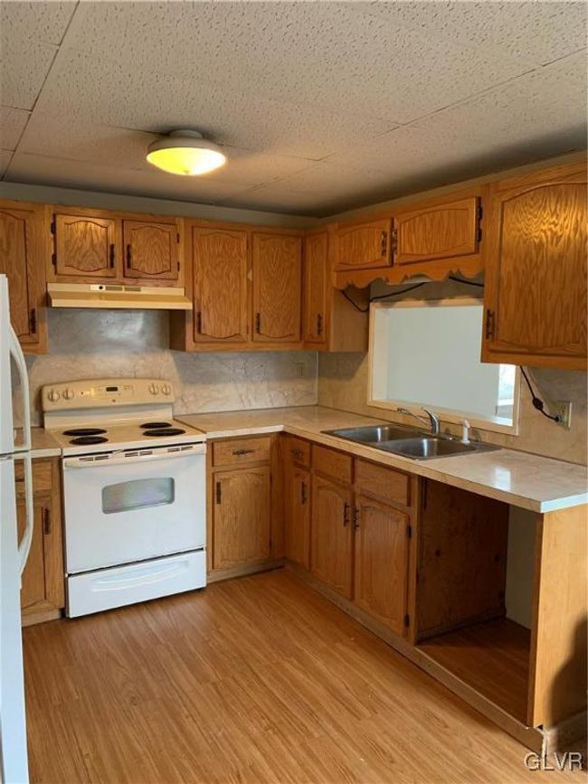 210 W Main St, Home with 8 bedrooms, 7 bathrooms and 1 parking in Pen Argyl PA | Image 8