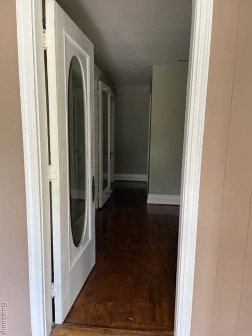 23020 Maple Ave, Farmington, MI, 48336-3904 | Card Image