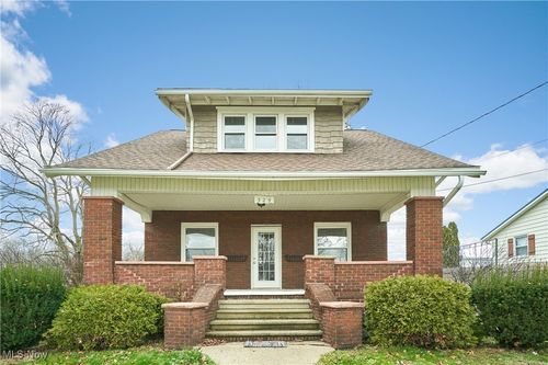 329 Belle St Sw, Hartville, OH, 44632-9301 | Card Image