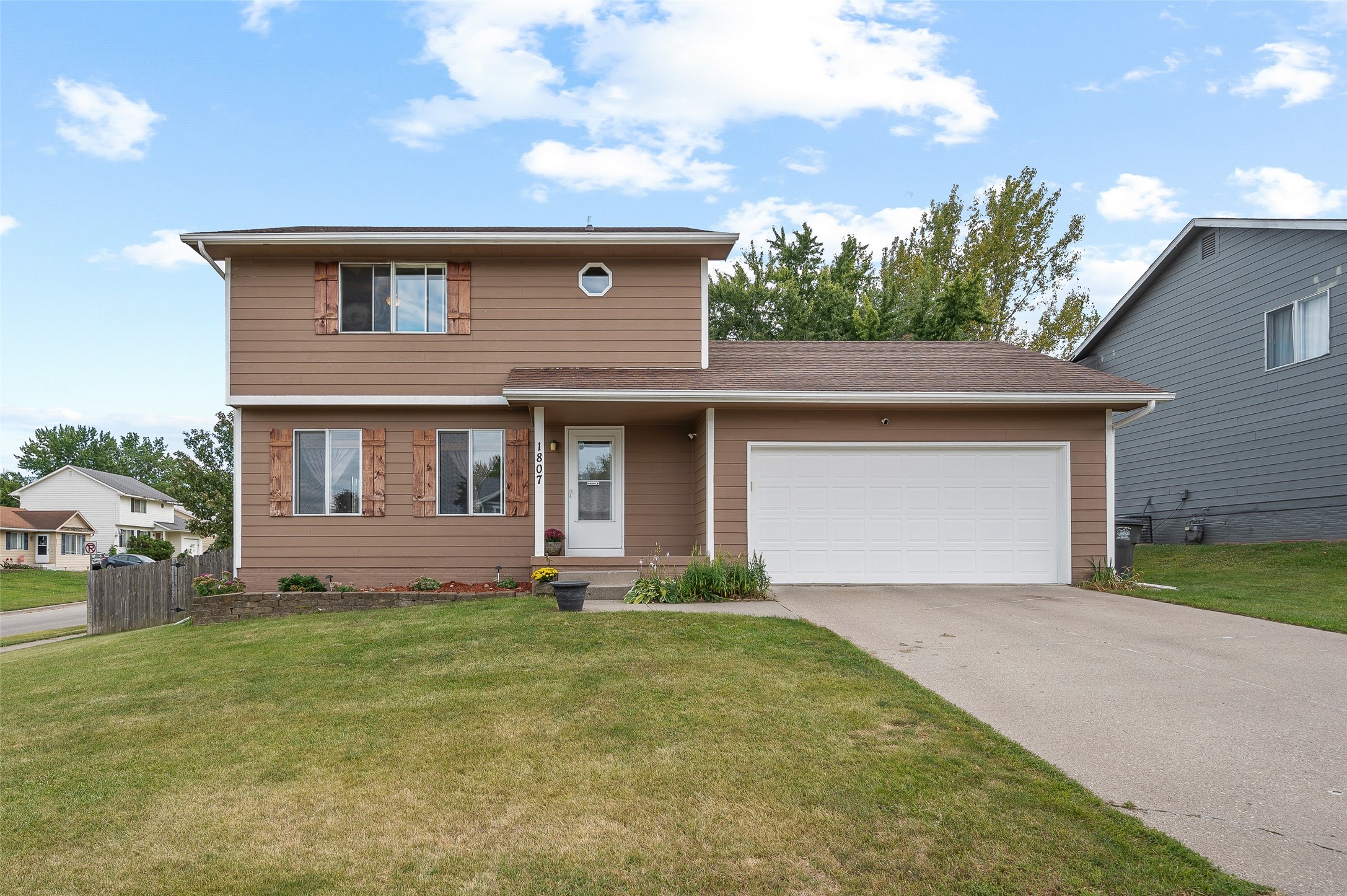 Lacona Ave, Des Moines, IA 50320