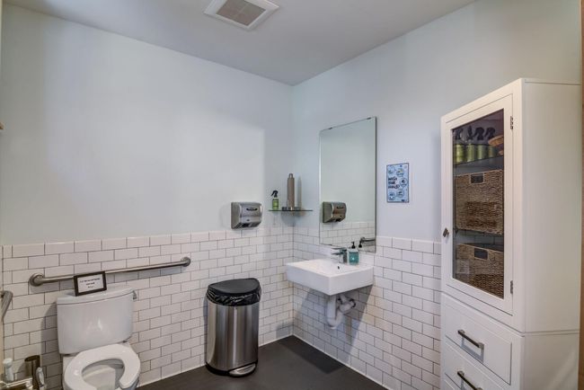 Main floor bath. | Image 18