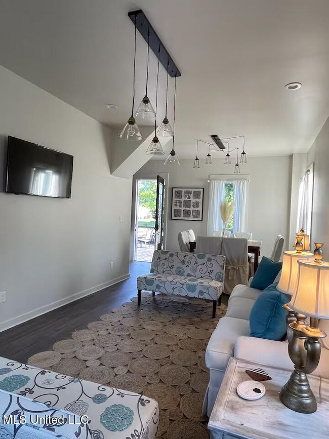 Living Area 5 | Image 12