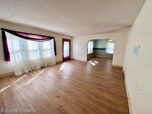 305 N Kennefic St, Yale, MI, 48097-2938 | Card Image