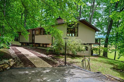 556 Sherwood Dr, Marion, VA, 24354-4606 | Card Image