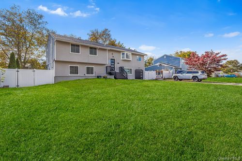 20 Malcolm St, Bellport, NY, 11713-1008 | Card Image