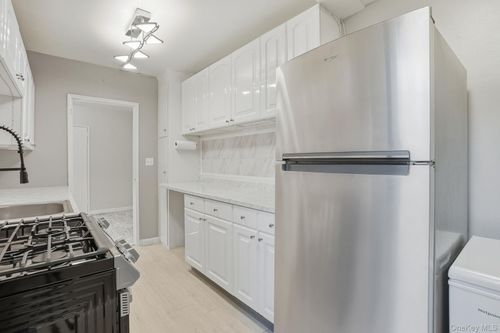 apt-2j-142 Garth Rd, Scarsdale, NY, 10583-3730 | Card Image