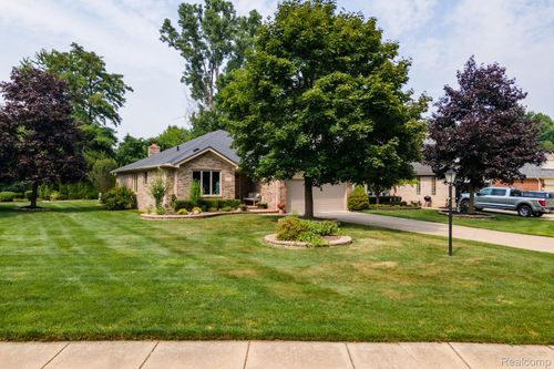 6821 Carriage Creek Dr, Washington Twp, MI, 48094-2806 | Card Image