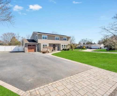 21 Burwood Ln, Coram, NY, 11727-2105 | Card Image