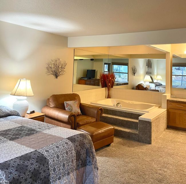 18-Primary Bedroom-Lounge Chair-JetTub-R | Image 18