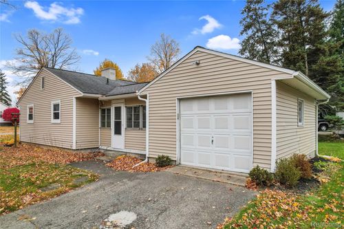 704 W Brooks St, Howell, MI, 48843-2012 | Card Image