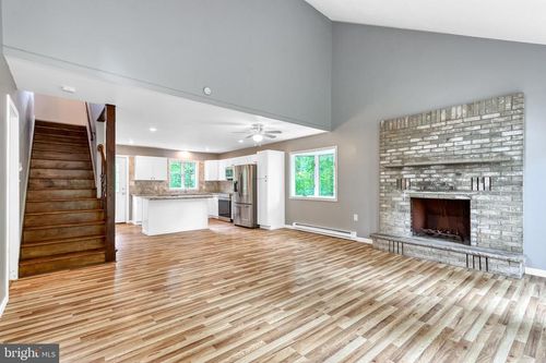 117 Stroud Ln, East Stroudsburg, PA, 18302-6621 | Card Image