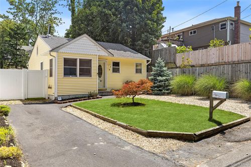 8 Dogwood Rd, Rocky Point, NY, 11778-8917 | Card Image