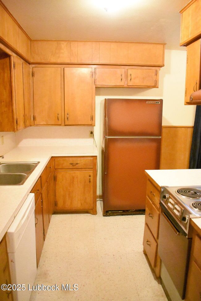 2008 54 Th St, Home with 4 bedrooms, 2 bathrooms and null parking in Lubbock TX | Image 5