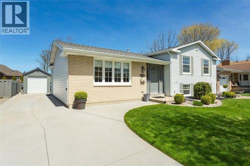 990 Allandale Dr, Sarnia, ON, N7S3E4 | Card Image