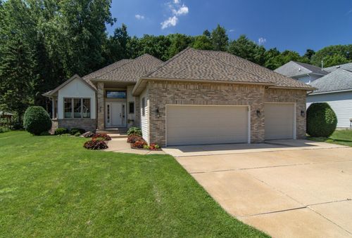 418 Oak Creek Dr S, Vadnais Heights, MN, 55127-7008 | Card Image