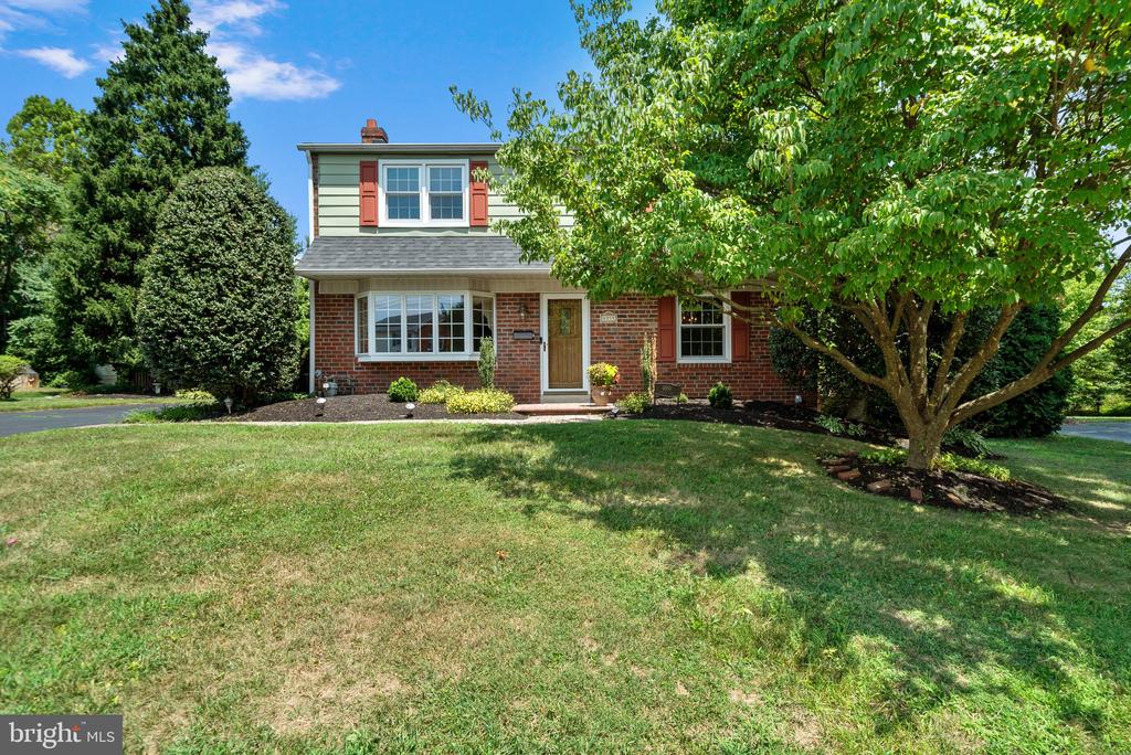 Madison Dr, Brookhaven, PA 19015