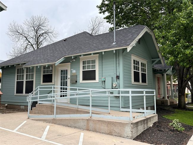 View of front facade with roof with shingles | Image 22