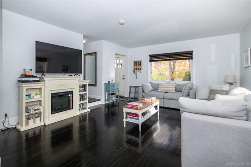 90 Clinton Ave, New Rochelle, NY, 10801-3347 | Card Image