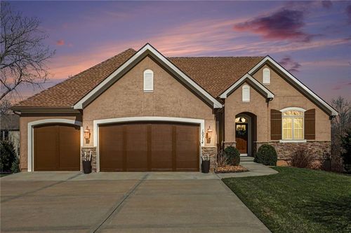 10514 Nw 79th Pl, Weatherby Lake, MO, 64152-1302 | Card Image