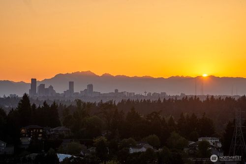 h-16-3815 131st Ln Se, Bellevue, WA, 98006-1360 | Card Image