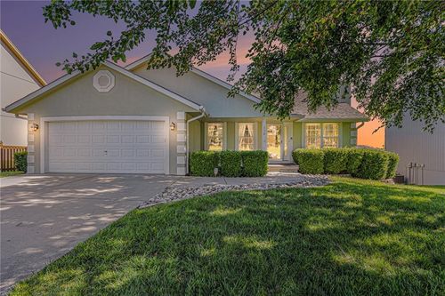 110 Porter Dr, Smithville, MO, 64089-9631 | Card Image