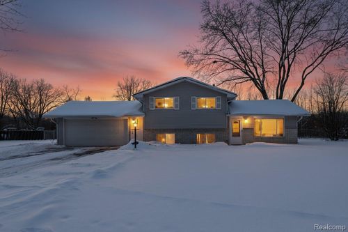 9643 Andersonville Rd, Clarkston, MI, 48346-1703 | Card Image