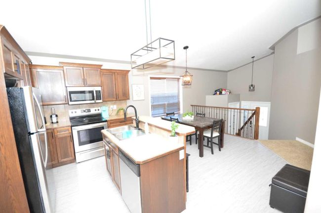 43 Regatta Way, Home with 3 bedrooms, 2 bathrooms and 2 parking in Sylvan Lake AB | Image 4