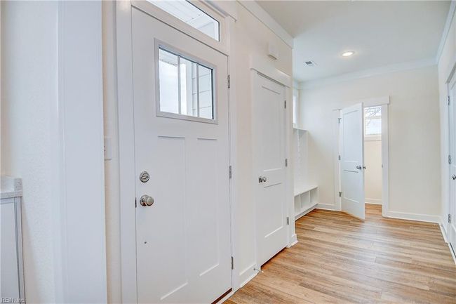 sample photo foyer/mudroom | Image 33