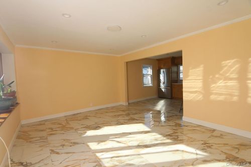 73 Evans St, New Hyde Park, NY, 11040-1710 | Card Image