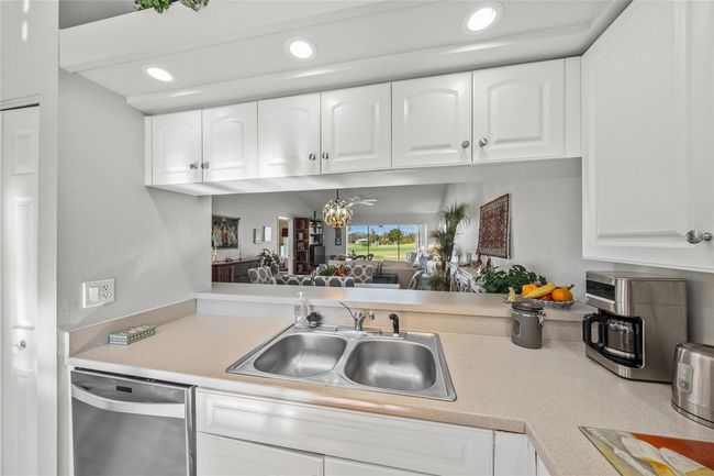 7640 - 5933 Clubside Dr, Condo with 2 bedrooms, 2 bathrooms and null parking in SARASOTA FL | Image 27