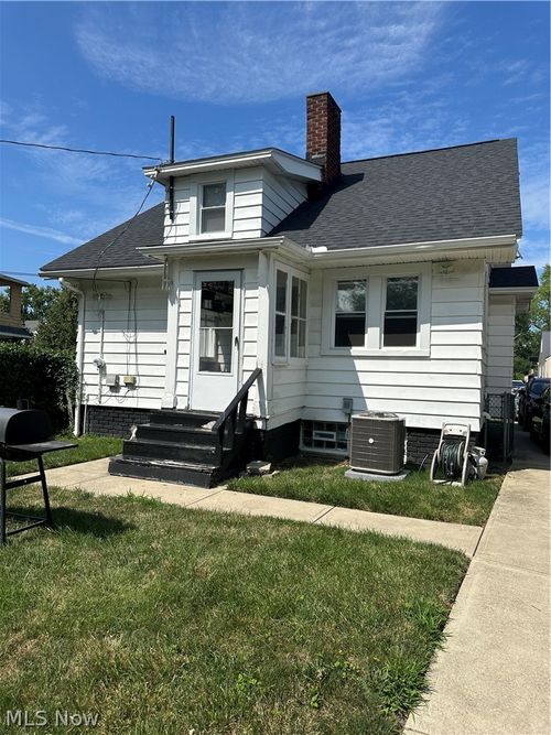 1566 E 204th St, Euclid, OH, 44117-1404 | Card Image